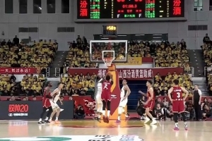 这得缓缓！庞兹抢篮板时被法耶撞到面部直接被换下 法耶第3犯