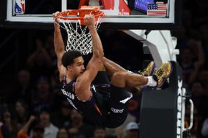 现场教学！伊森试图扣篮被干扰不中 伊戈达罗反击滑翔暴扣