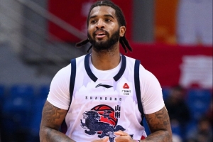 很难受！克里斯半场仅10分钟便4犯 4中4拿到10分3板1断