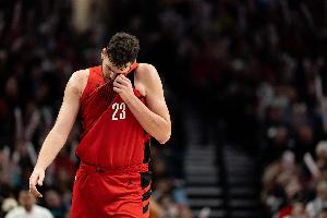 这个比三分难？克林根篮下接球 上篮直接出现过桥