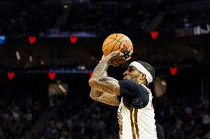 空切还是效率高！小佩顿10中7得14分5板2助1帽 多次攻筐完成终结