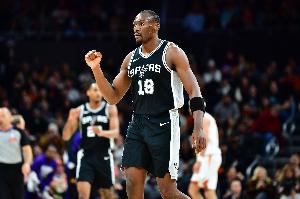 美记：马刺队计划在本周末之前 裁掉老将中锋比永博