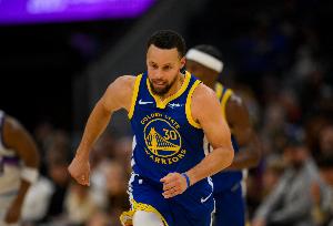 😏这你不扣一个？库里反击空篮轻松上进两分