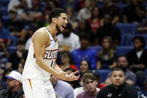 错失关键球！布克21中9得到27分3助 关键时刻面对伊森单挑三不沾