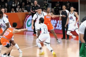 这动作不友好！黎伊扬隐蔽掏裆克里斯 裁判回放后直接驱逐！