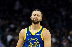 还不吹？！库里绕掩护三分轰进 愤怒拍手朝裁判抱怨打手