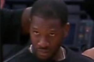 三分绝杀！杜兰特晒助教罗伊·艾维在替补席看呆的照片😂