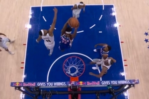 帅！埃奇库姆生猛抢断 随后空切双手扣篮反超比分