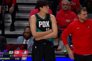 上来就有！杨瀚森篮下接球 左手勾手直接放进！