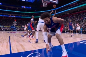 看着都疼！康宁汉姆被唐斯顶到要害还吹犯规 活塞挑战改进攻犯规