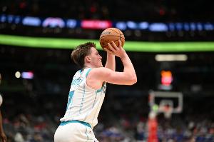 美记：克尼佩尔命中率效率都高 三球该多传球给他而不是小桥&米勒