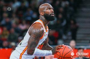 琼斯：没和任何球队签约  一直在家努力训练考量球队 月底前签约