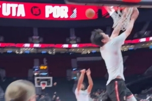 小吧现场直击杨瀚森赛前训练 秀双手背扣 三分命中率也相当高！