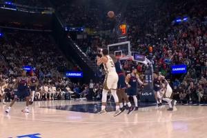 终于有罚球了！库里绕掩护三分被打手 本场首次站上罚球线