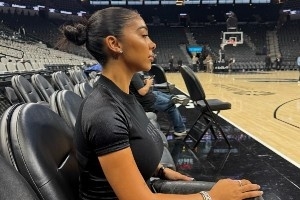 索汉网红女友晒观赛照：又是一场比赛 又换了一套造型