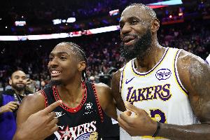 詹姆斯：过去几个夏天我和马克西都一块训练 他是热爱比赛的球员