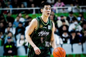 就你打得好！郭昊文半场5中3拿到10分4板2助