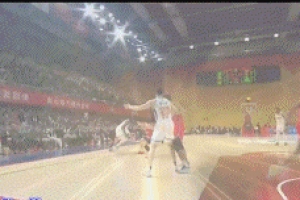 问题不大！吴冠希肘到徐昕面部 裁判回看后没有任何判罚