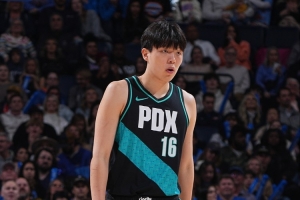 媒体人：啥时候开拓者再放杨瀚森去打打G联赛 跟着一队打没啥用啊