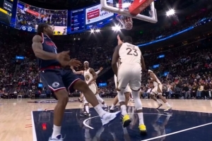 无大碍！追梦防守时落地出现崴脚 随即科尔叫停缓冲一下