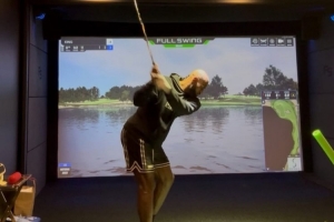 精进球技！詹姆斯晒自己在家中使用高尔夫模拟器练球