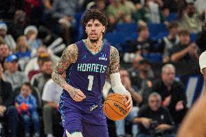 开场6中1后4投全中！拉梅洛·鲍尔10中5拿到16分 三分7中4