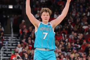 稳！黄蜂4号秀克尼佩尔半场7中4得10分3板3助 正负值高达+16