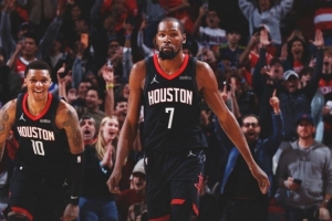 火箭官方晒出赢球海报：杜兰特占据C位 小贾巴里·史密斯同框