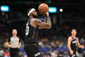 连珠炮！罗伊斯·奥尼尔和布克相继飙中三分 太阳仍旧占据主动