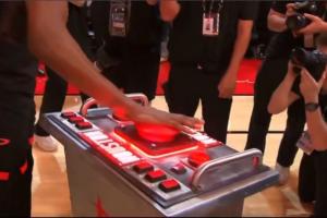 火箭主场新仪式？杜兰特绝杀后按下“引擎”触发“火箭升空”特效