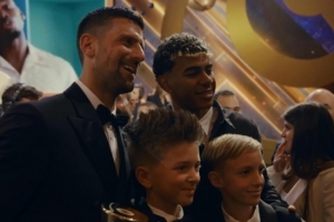 亚马尔晒视频介绍圣诞假期：参加环足奖，与德约科维奇父子合影