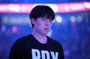 媒体人：杨瀚森这赛季将在少时间的上场和边缘人物中来回徘徊