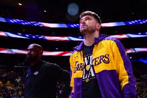 湖人该趁老詹还在尽快补强？他已不是球队核心 这赛季本就是过渡