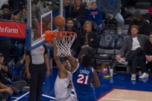 这也行？恩比德明显干扰球裁判没吹 好像还动手拉纳吉球衣了