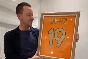 珍贵橙色19号！特里宣布将梅西06年球衣拍卖，为赛后特意要到的