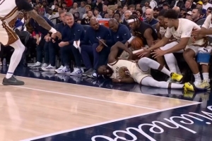 摔得不轻！追平拼命救球飞出场外 看起来臀部有些受伤