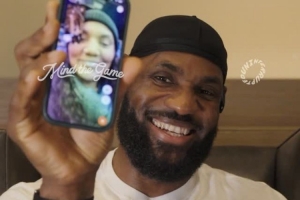 詹姆斯录制播客过程中接听母亲打来的电话 叮嘱母亲要注意保暖