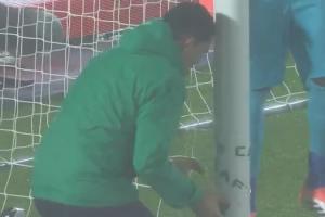 凑合着先用吧🤣非洲杯莫桑比克队球网破了个洞，官方用胶带修补