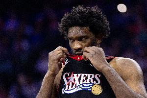 关键时刻！恩比德侧翼拿球 分乔治出现失误送出球权