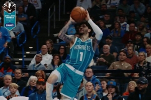 球场艺术家酷啊！三球底角负角度不停球金鸡独立 超远两分命中