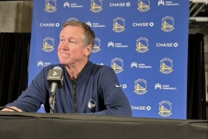 助教斯托茨代表科尔参加发布会：我来这是为了帮他省点钱