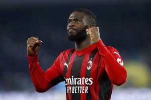 斯基拉：托莫里接近与AC米兰签下长约，他拒绝英超只想留队