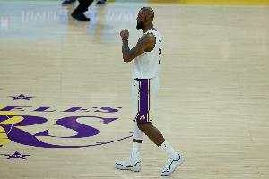 詹姆斯：我觉得人们现在不看篮球赛了 我都看高尔夫了