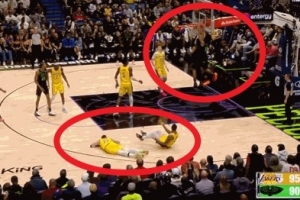 挺险！斯玛特扑防地面滑行绊倒东契奇 鹈鹕两人空接反倒没打进