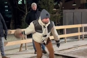 精准命中！穆勒社媒晒在慕尼黑户外玩冰壶视频