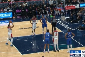 8分钟犯规到数！CJ造犯规三分还进了 裁判表示投篮不算变成两罚