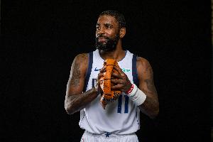 侠记：欧文随队参加3连客之旅 并在今天投篮训练后进行了个人训练