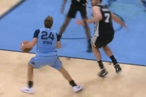 站出来了！卡姆·斯潘塞连中独得5分帮助灰熊反超马刺