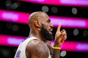 詹姆斯湖人生涯防守篮板达到2989个 超越大加索尔升至队史第9！