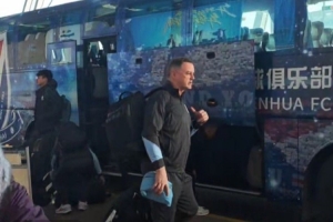 媒体人：申花门将教练罗伯茨曾任职阿森纳、米兰，也在华夏工作过